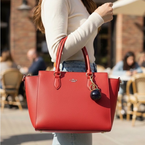 Gold and Black Apple Keychain - Picture 3 of 3